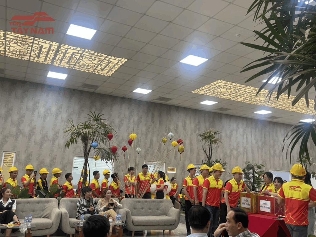 Toàn thể CBCNV đang xếp hàng tham gia bốc thăm đầu năm