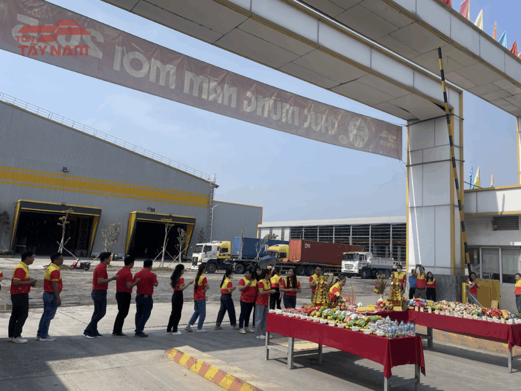 CBCNV đang chờ tiến hành cúng lễ