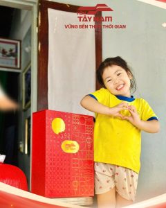 Customers Receiving Meaningful Mid-Autumn Gifts from Ton Tay Nam