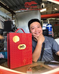 Sales team delivering Mid-Autumn gifts