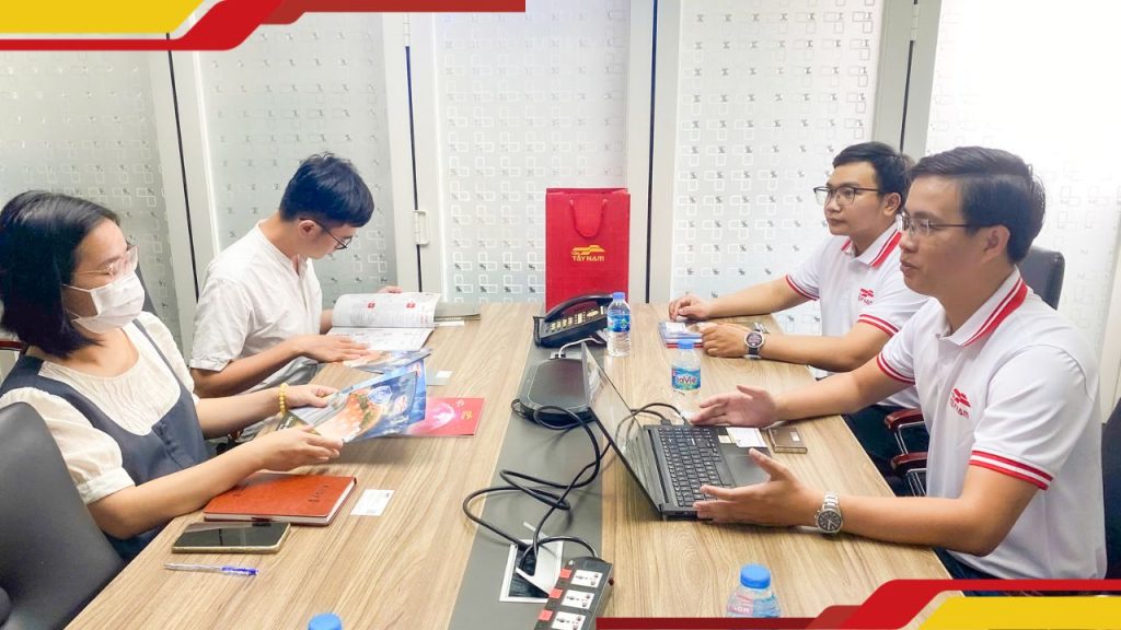 Hình 2: Tôn Tây Nam làm việc và trao đổi hợp tác cùng Kirby Đông Nam Á.
