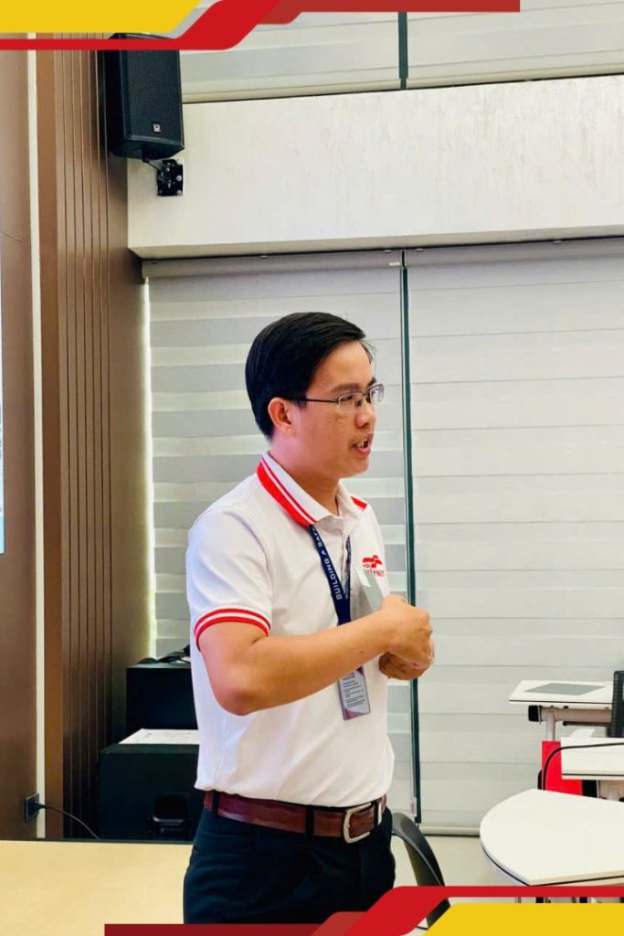 Hình 3: Ông Trần Đoàn Trương - Trưởng bộ phận Dự án Tôn Tây Nam chia sẻ về Tôn Tanamaz Platinum.
