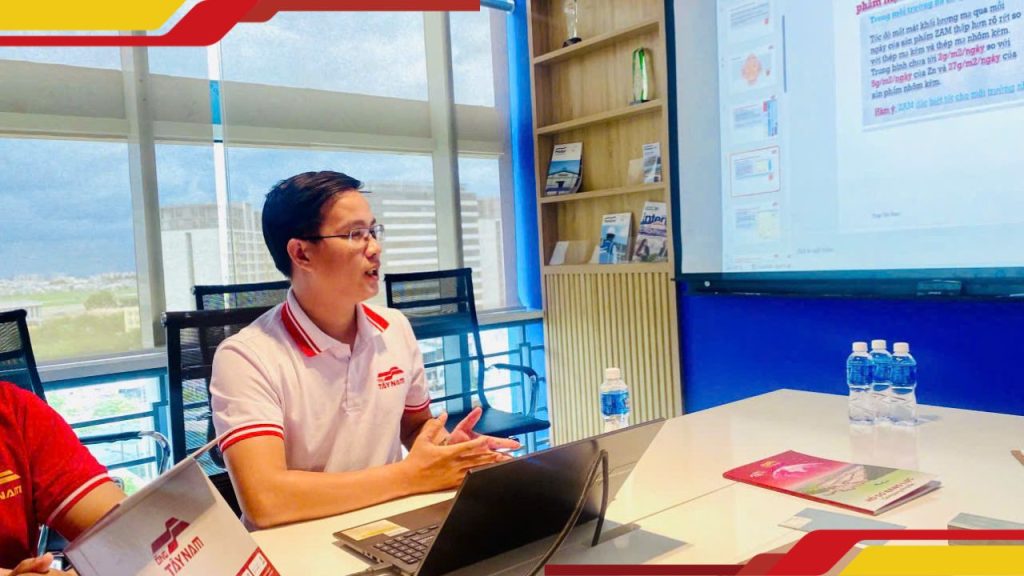 Hình 6: Tôn Tây Nam giới thiệu sản phẩm Tôn Tanamaz Platinum tới đối tác.
