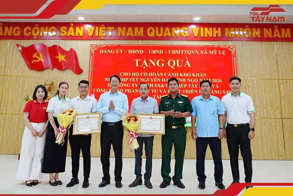 Đại diện Tôn Tây Nam cùng lãnh đạo xã Mỹ Lệ tại buổi trao quà