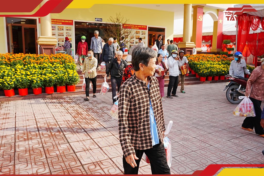 Bà con phấn khởi mang quà về sau khi kết thúc chương trình