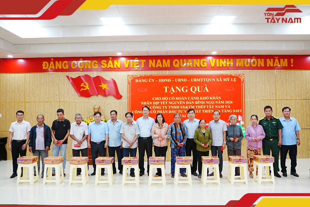 Những phần quà Tết được trao tận tay bà con