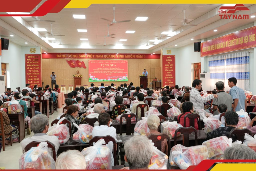 Toàn cảnh hội trường trong chương trình trao tặng quà Tết