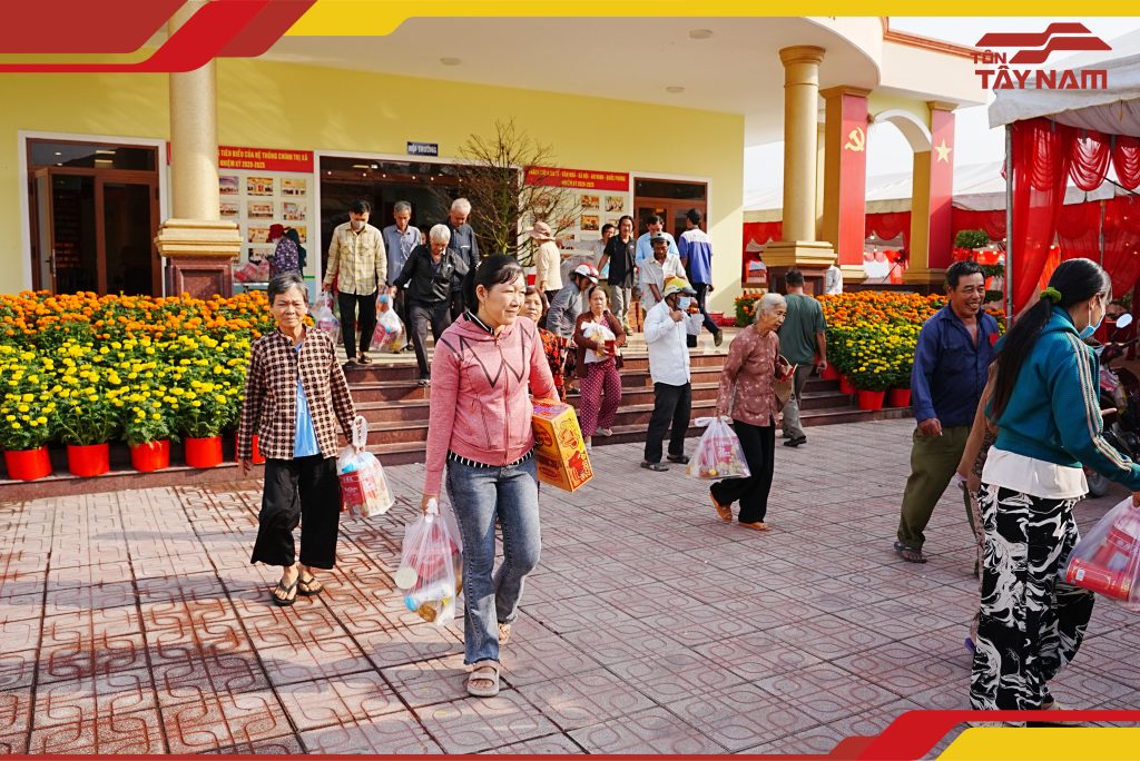 Bà con phấn khởi mang quà về sau khi kết thúc chương trình