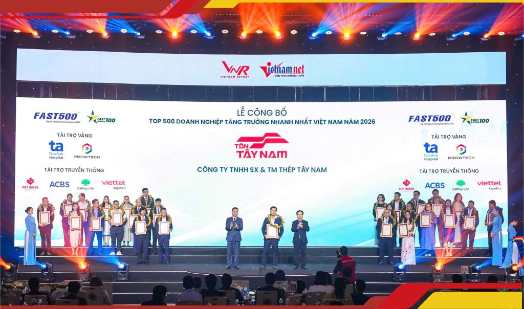 Đại diện Tôn Tây Nam vinh dự nhận giải tại Lễ công bố Top 500 Doanh nghiệp tăng trưởng nhanh nhất Việt Nam 2026. 
